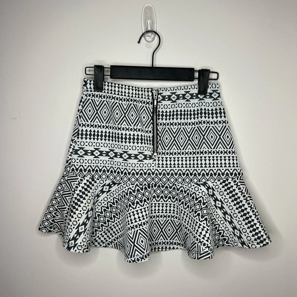 PRINCE by VERA WANG textured trumpet skirt. Size medium. Zip back. Black/white. - Picture 4 of 5